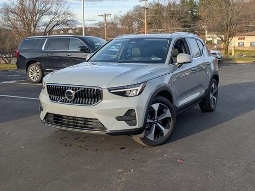2025 Volvo XC40 B5 Core Bright Theme