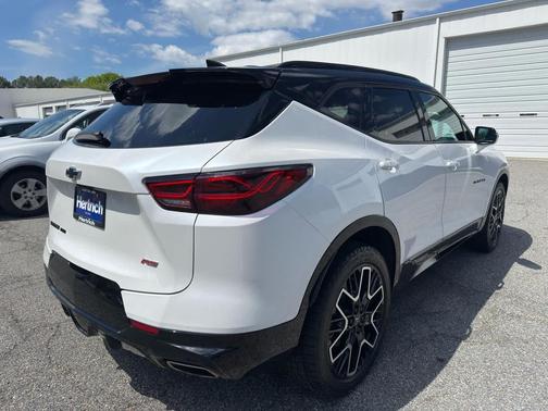 Iridescent Pearl Tricoat 2023 Chevrolet Blazer RS