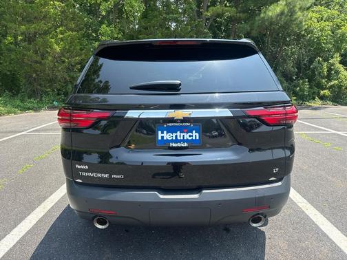 Mosaic Black Metallic 2022 Chevrolet Traverse LT Cloth