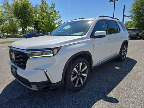 Platinum White Pearl 2023 Honda Pilot Touring 8-Passenger