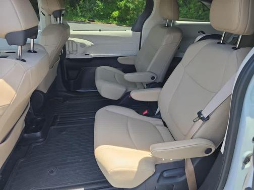 Wind Chill Pearl 2024 Toyota Sienna XLE