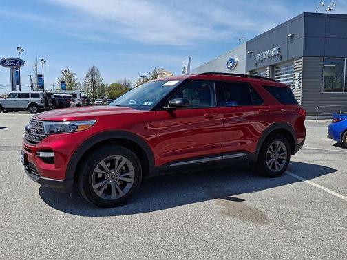 Rapid Red Metallic Tinted Clearcoat 2024 Ford Explorer XLT