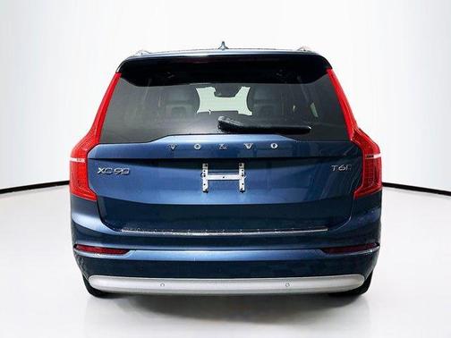 2022 Volvo XC90 T6 Momentum 7 Passenger