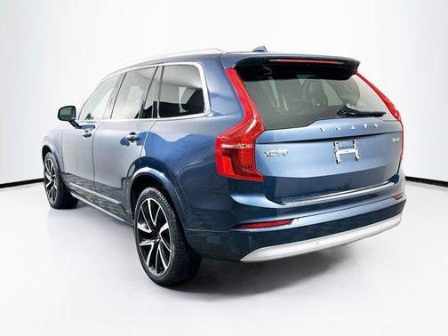 2022 Volvo XC90 T6 Momentum 7 Passenger