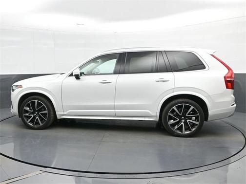 2022 Volvo XC90 T6 Momentum