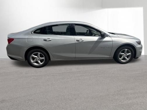 Silver Ice Metallic 2018 Chevrolet Malibu LS