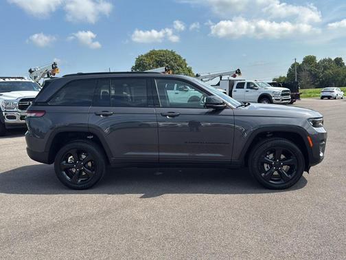 2025 Jeep Grand Cherokee Laredo