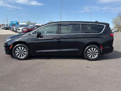 2025 Chrysler Pacifica Hybrid Select