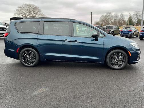 2025 Chrysler Pacifica Hybrid Select