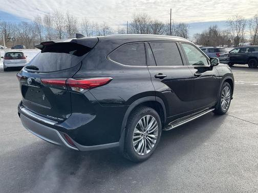 2022 Toyota Highlander Platinum