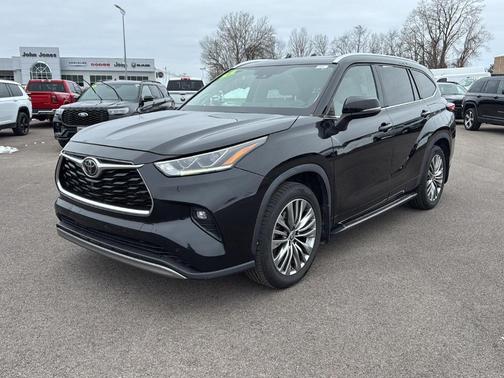 Midnight Black Metallic 2022 Toyota Highlander Platinum