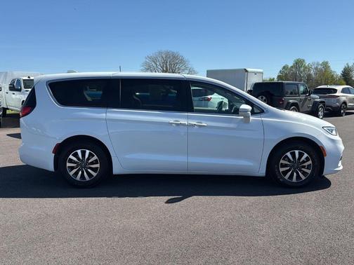 2022 Chrysler Pacifica Hybrid Touring L