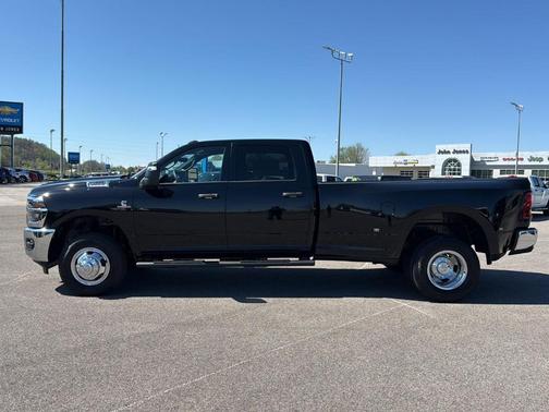 Diamond Black 2026 RAM 3500 Tradesman