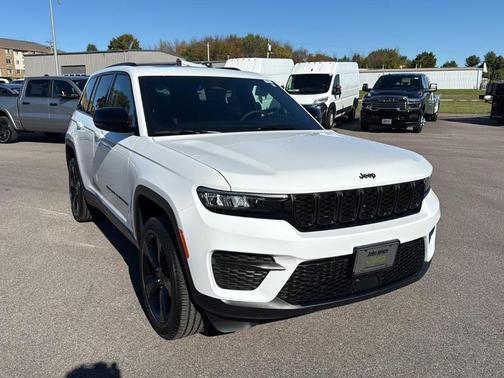 2025 Jeep Grand Cherokee Laredo