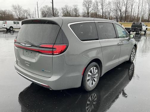 2022 Chrysler Pacifica Hybrid Touring L