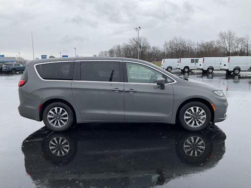 2022 Chrysler Pacifica Hybrid Touring L