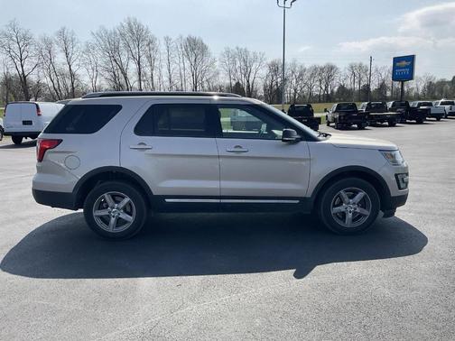 White Gold 2017 Ford Explorer XLT