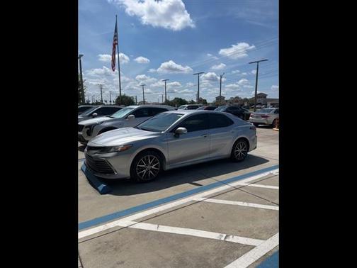 2022 Toyota Camry Hybrid XLE