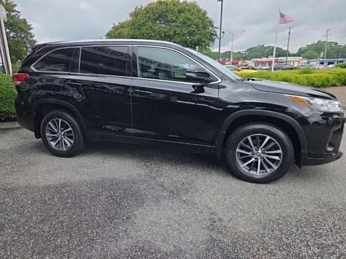 Midnight Black Metallic 2018 Toyota Highlander XLE