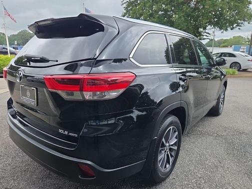Midnight Black Metallic 2018 Toyota Highlander XLE