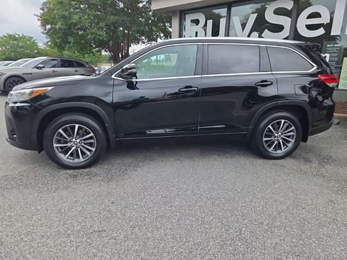 Midnight Black Metallic 2018 Toyota Highlander XLE