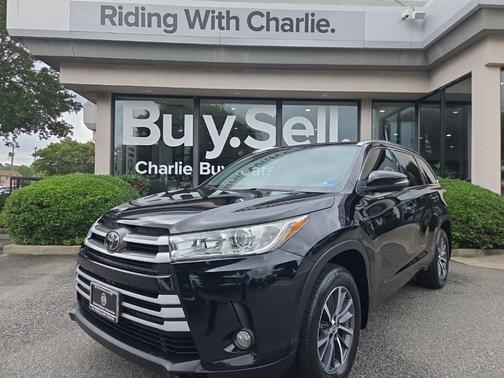 Midnight Black Metallic 2018 Toyota Highlander XLE