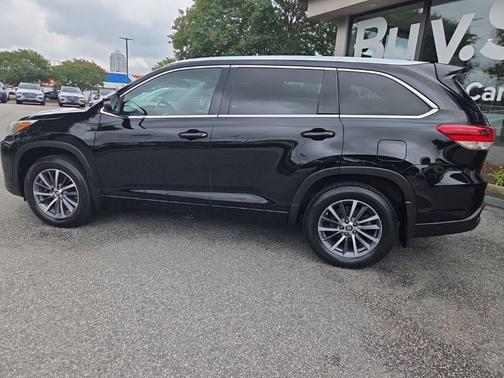 Midnight Black Metallic 2018 Toyota Highlander XLE