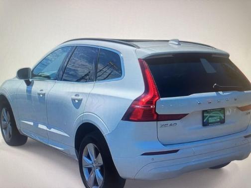 2022 Volvo XC60 B5 Momentum