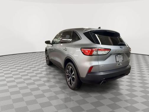 ICONIC SILVER 2022 Ford Escape SE