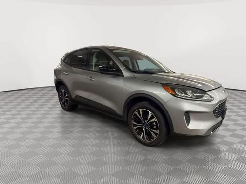 ICONIC SILVER 2022 Ford Escape SE