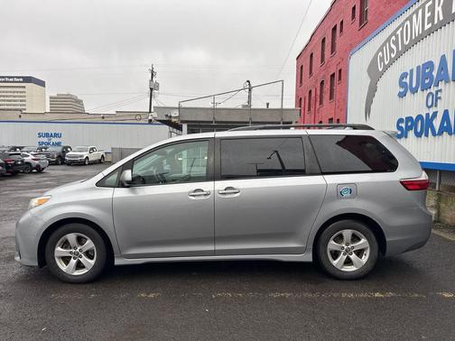 2018 Toyota Sienna LE