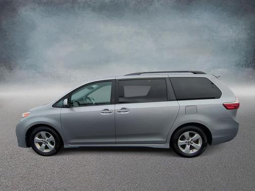 2018 Toyota Sienna LE