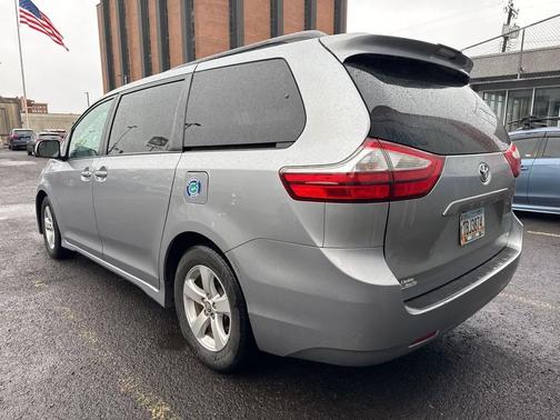 2018 Toyota Sienna LE