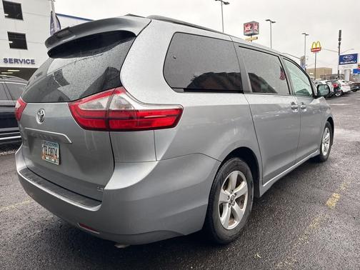 2018 Toyota Sienna LE