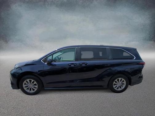 2022 Toyota Sienna LE