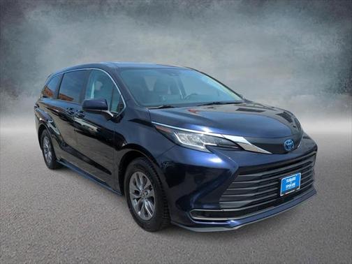 2022 Toyota Sienna LE