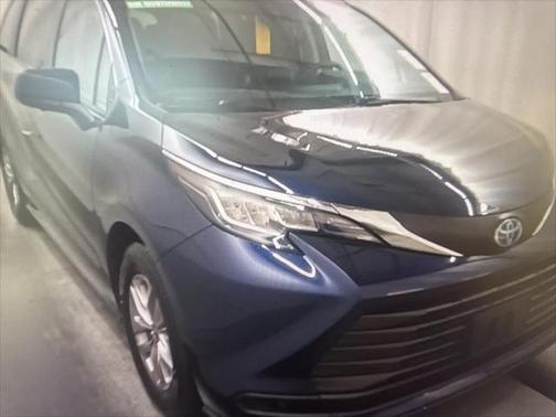 2022 Toyota Sienna LE