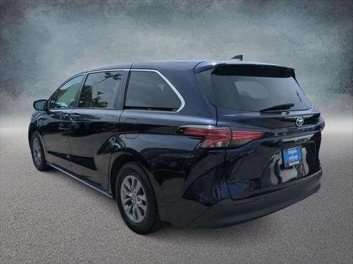 2022 Toyota Sienna LE