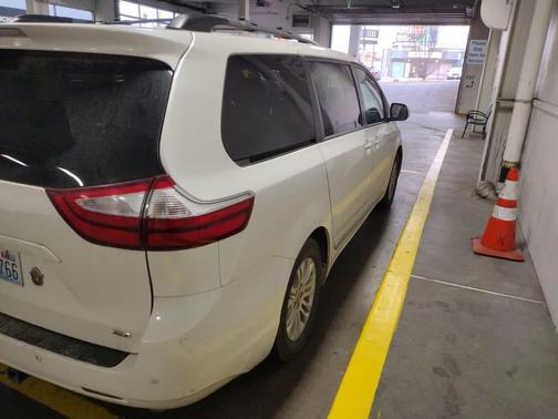 2017 Toyota Sienna XLE