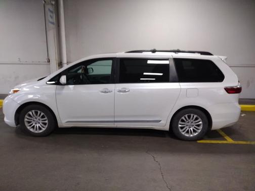 2017 Toyota Sienna XLE