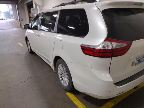 2017 Toyota Sienna XLE