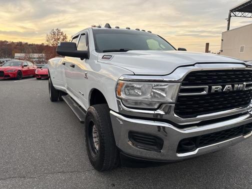 2022 RAM 3500 Tradesman Crew Cab 4x4 8' Box