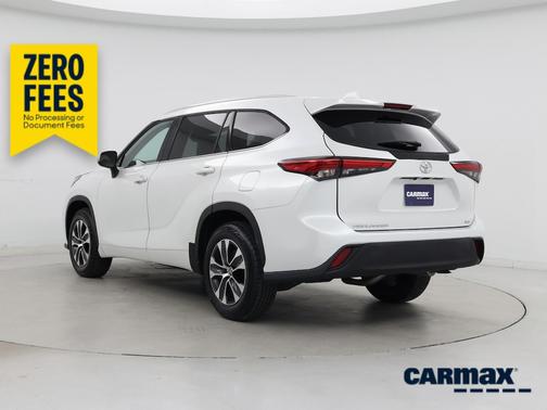 White 2022 Toyota Highlander XLE