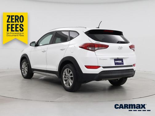White 2017 Hyundai TUCSON SE