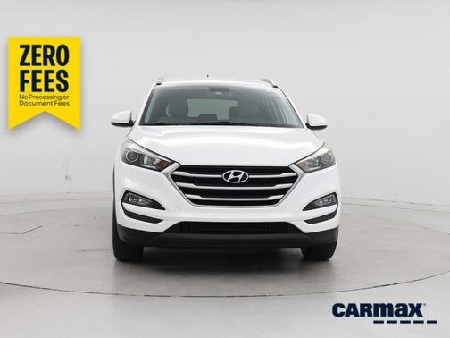 White 2017 Hyundai TUCSON SE