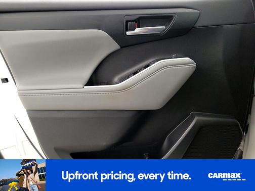 White 2020 Toyota Highlander XLE