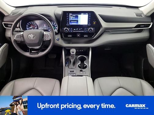 White 2020 Toyota Highlander XLE