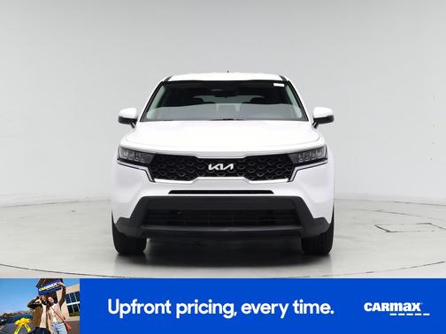 White 2023 Kia Sorento LX