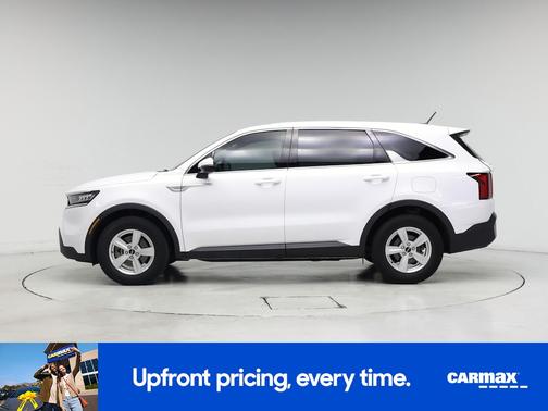White 2023 Kia Sorento LX
