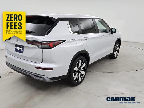 White 2025 Mitsubishi Outlander SE